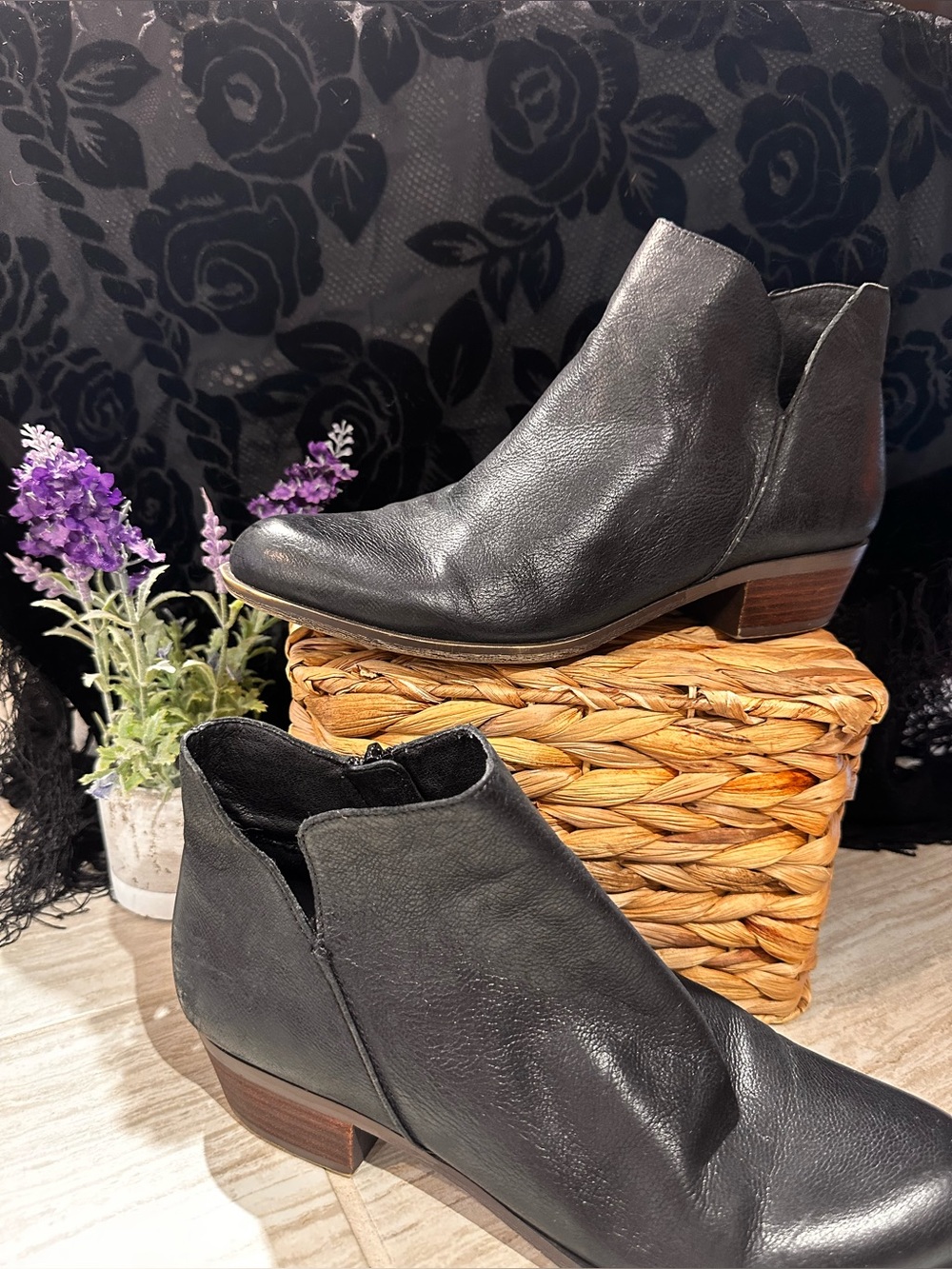 Women's Lucky Brand Black Leather Ankle Boots - Booties
Size 10